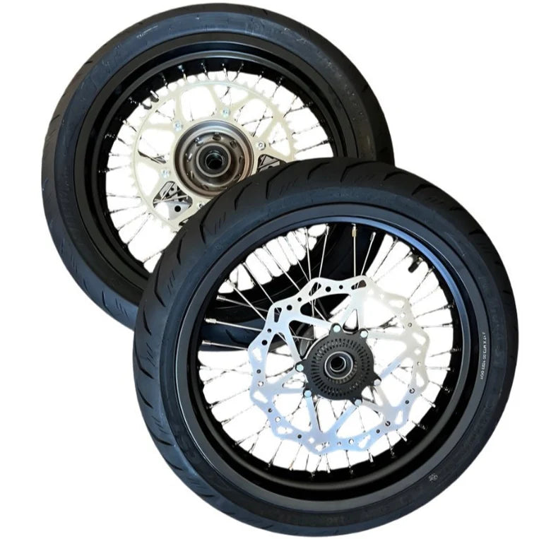 Originalni Surron Supermoto komplet od 17 cola za Storm Bee s gumama CST namijenjenima vožnji po asfaltu.